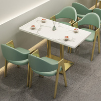 Tables basses et chaises de stand de restaurant moderne d'hôtel haut de gamme
