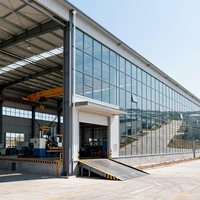 Bâtiment d'entrepôt préfabriqué en structure métallique avec rampe de chargement, installation de stockage industrielle moderne