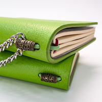 Carnet de voyage de luxe personnalisé en similicuir rouge avec pendentif métallique sur mesure et élastique