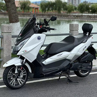 Moto Cruiser Yamaha Majesty ZY125T-15 avec grand béquille latérale, vitesse maximale 90 km/h, idéale pour les longs trajets