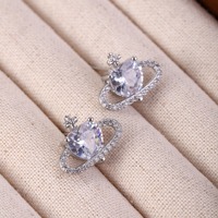 Pendientes de botón de corazón cósmico y planeta, de latón bañado en plata con micro pavé de circonita cúbica, diseño de anillo de órbita y estrella del universo, joyería de moda elegante para regalo