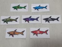 Umweltfreundlicher PVC-Cartoon-Hai-Aufkleber, wasserdicht, UV-bedruckt, glänzend lackiert, Juli-Mode-Feiertagsdekorationen Gertrude CP