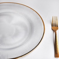 Assiettes de présentation en verre côtelé de 13 pouces avec bord doré pour mariage, traiteur et décoration intérieure - Vente en gros
