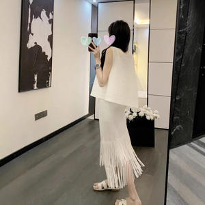 Completo da donna Miyake estivo tinta unita con fiocco e pieghe, composto da gilet e gonna overskirt con nappe, modello alla moda, venduto 100.000 pezzi - Product Image 3