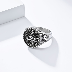 Anello da Uomo Elegante e Sofisticato con Design Vintage a Piramide Egizia in Acciaio Inossidabile che Raffigura l'«Occhio di Dio» - Product Image 5