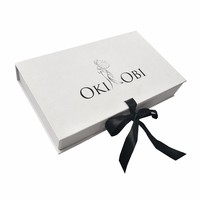 Boîte-cadeau en carton pliable blanche de luxe personnalisée avec ruban magnétique de logo de tampon à chaud en relief pour robe de soirée en papier de première qualité