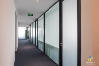 Cloisons de bureau modernes pliables sans cadre en aluminium insonorisées pour écoles, centres commerciaux, hôpitaux, entrepôts, salles d'exposition, panneaux muraux