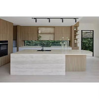 Meubles de cuisine minimalistes en bois clair Vermonhouzz avec îlot cascade blanc, ensemble d'armoires modulaires sans poignées pour la maison