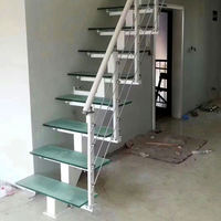 Escalier droit moderne avec éclairage LED intégré et design intérieur personnalisé