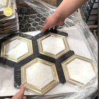 Nouvelle conception de mosaïque en marbre blanc et noir avec incrustation en laiton doré pour mur