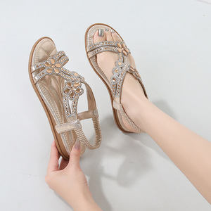 Sandales compensées plates pour femmes, style européen et américain, ajourées, à fleurs et strass, à semelle souple, respirantes et légères, Été 2026 - Product Image 4