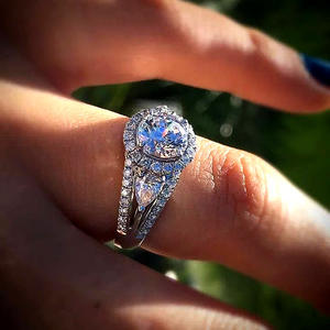 Anello di fidanzamento da donna F887 in oro bianco con diamante taglio a pera, diamante naturale colore G e pietre laterali - Product Image 2