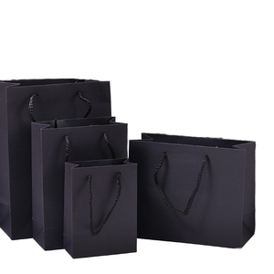 ถุงกระดาษแข็งสีดำหรูหราพร้อมหูหิ้วเชือก  ปรับแต่งได้สำหรับเสื้อผ้า รองเท้า ของขวัญเพื่อการส่งเสริมการขาย พร้อมโลโก้ตามสั่ง - Product Image 1