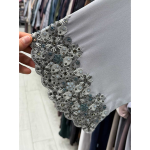 Compre una Abaya de Diseño Floral en Algodón Gris con Intrincados Detalles de Cuentas en las Mangas, Prenda Modesta Premium, Elegante e Informal para Mujer - Product Image 1