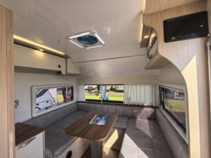 Caravane de voyage moderne légère et luxueuse de 7 m à double essieu avec système AL-KO AKS pour 4 personnes - Product Image 5