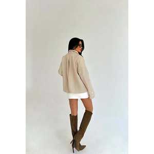 Chaqueta Cruzada para Mujer con Detalle de Bolsillo Color Crema, Blazers Elegantes - Product Image 1