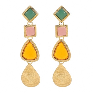 Boucles d'oreilles créoles géométriques en résine tendance de l'été, design irrégulier pour les fêtes, nouvelle collection d'Europe et d'Amérique - Product Image 5