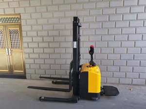 पूर्ण इलेक्ट्रिक पैलेट स्टेकर ले 15f 1500 किलोग्राम संचालित स्टेकर 3 मीटर 3.5 मीटर 4 मीटर स्ट्रैडल पैलेट स्टेकर बिक्री के लिए - Product Image 3