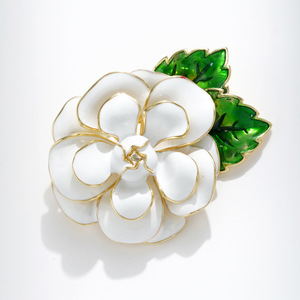 Broche Fleur de Camélia Blanche en Or 18K avec Incrustation de Cristal, Bijou de Luxe pour Femme, Idéal au Quotidien - Product Image 4