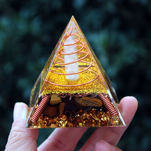 Pirámide de Cristal con Resina Epoxi, Adorno Artesanal para Escritorio, Decoración Hecha a Mano para el Hogar - Product Image 3