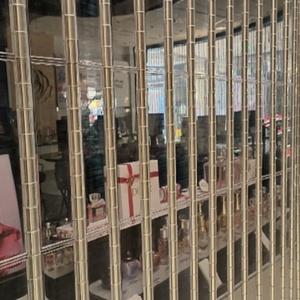 Porte de sécurité automatique moderne combinée en panneau PVC et structure en alliage d'aluminium, antivol et offrant une visibilité optimale pour les devantures de magasins, centres commerciaux et entrepôts - Product Image 3