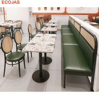 Ensemble de banquettes classiques pour restaurant avec banc mural vert, chaises rembourrées et tables à motifs