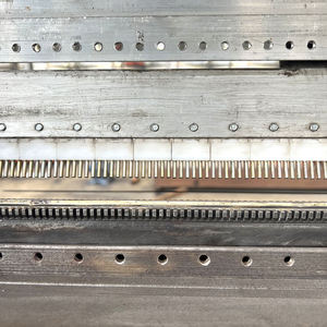 Machine à tricoter en chaîne à double barre à aiguilles durable et bien vendue pour le tissage de filets de pêche avec moteur central et composants d'engrenage - Product Image 5