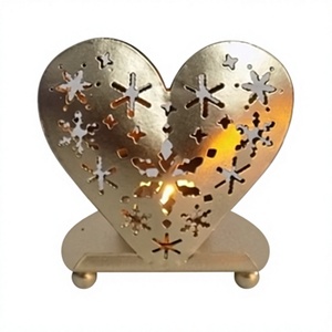 Support de bougie en forme de cœur doré avec découpes en forme de flocon de neige pour la décoration de la maison à la Saint-Valentin, en laiton, résistant à la chaleur - Product Image 1