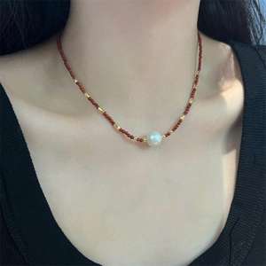 Collier de clavicule en perles baroques rouges du sud de style chinois de Zhizhen Jewelry, élégant, exquis, fin, perlé, pour la peau - Product Image 1