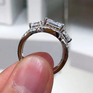 Anello da Donna F927 in Oro Bianco con Diamante Taglio Principessa, Anello di Fidanzamento con Diamante Naturale Colore D e Pietre Laterali - Product Image 3