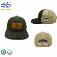 Gorra Trucker Personalizada de Fábrica con Parche de Cuero Rosa, Visera Plana Verde Oliva y Malla Trasera para Uso Casual al Aire Libre