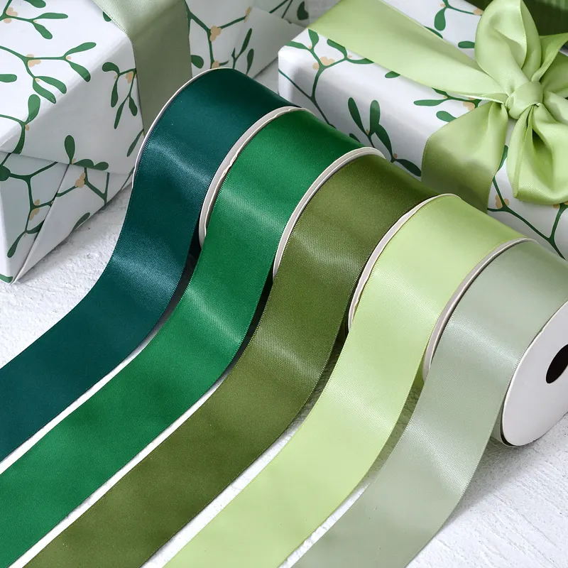 ริบบิ้นผ้าซาตินหน้าเดี่ยวสีเขียวโพลีเอสเตอร์สีพื้น1.5นิ้วสำหรับมัด100ลาน