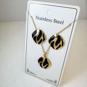 Set di Gioielli Raffinati da Donna MW con Ciondolo a Cuore e Fiore in Acciaio Inossidabile e Orecchini Colorati a <span class=keywords><strong>Quadrifoglio</strong></span> Nero - Product Image 6