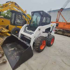 Chargeuse compacte Bobcat S160 d'origine américaine avec godet de terrassement d'une capacité de 0,33 m³ et un poids opérationnel de 2,7 tonnes, en bon état. - Product Image 1