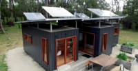 Generación de energía fotovoltaica Estructura de acero expandible prefabricada modular de 2 pisos Cobertizos pequeños con paneles solares en la parte superior