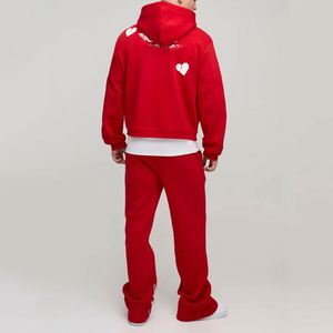 Sudadera con capucha y cremallera completa con estampado de corazón roto en rojo brillante, pantalones deportivos acampanados, chándal de dos piezas para hombre - Product Image 2