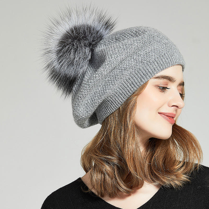 Gris clair avec pompon gris foncé