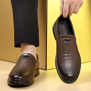Mocasines de cuero para hombre con punta redonda, sin cordones, parte superior de PU, suela de goma, cómodos para todas las estaciones, zapatos casuales de negocios. - Product Image 4