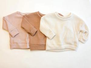 Ensemble de vêtements personnalisés pour bébé : ensemble gaufré pour bébés et enfants, comprenant un pantalon court, un pull oversize, un bonnet souple et un nœud. - Product Image 2