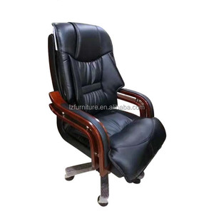Chaise de bureau de direction de luxe en bois massif à dossier haut, en cuir synthétique, pivotante et ergonomique, au design moderne - Product Image 1