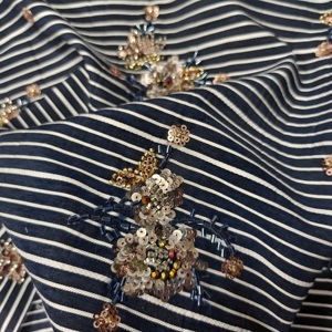 <span class=keywords><strong>Tissu</strong></span> rayé unique associé à une broderie exquise de paillettes et de perles, élégant et haut de gamme. - Product Image 5