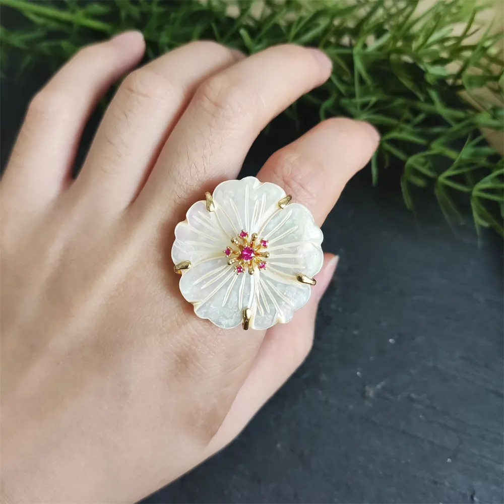 แหวนประดับมุกแบบปรับได้สำหรับผู้หญิงแหวนเปลือกหอยสีขาวชุบทอง18K ประดับด้วยเพทายประดับรูปดอกไม้แกะสลัก