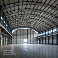 Bâtiment d'entrepôt en structure métallique industrielle, porte à levage haute, atelier d'usine, hangar de stockage métallique préfabriqué