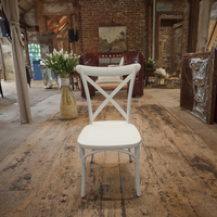 Chaises empilables en bois de hêtre et de chêne à grain de bois blanc en résine pour la restauration, la location, les mariages, les chaises Chiavari à dossier croisé