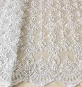 De Lujo estampado blanco de encaje de la boda Vestido con la mano pesada diseños de bordado con cuentas de perlas piedras de encaje nupcial de la tela