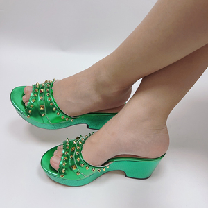 Y 37-42 Nuovi <span class=keywords><strong>Sandali</strong></span> <span class=keywords><strong>con</strong></span> Plateau e Cinturino Singolo Borchiati da Donna, Ciabatte Sexy e Versatili <span class=keywords><strong>con</strong></span> Tacco Alto - Product Image 1