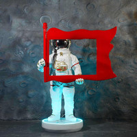 Statue d'astronaute personnalisée, sculpture d'astronaute en fibre de verre avec drapeau pour centre commercial et aménagement de parc pour enfants
