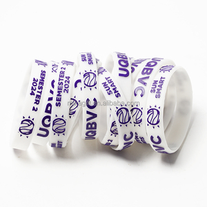 Cadeau de LOGO imprimé personnalisé bracelets d'église versets bibliques religieux chrétien arabe bracelets en silicone en relief - Product Image 1