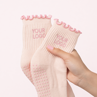 Chaussettes de yoga antidérapantes en coton à volants avec logo brodé personnalisé pour femmes