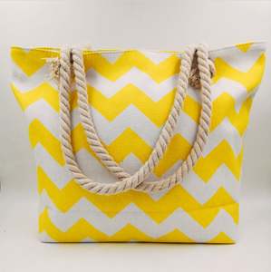 Compras de moda para mujeres y niñas con asa de cuerda gruesa New Wave Striped Design Canvas Beach Bag - Product Image 3